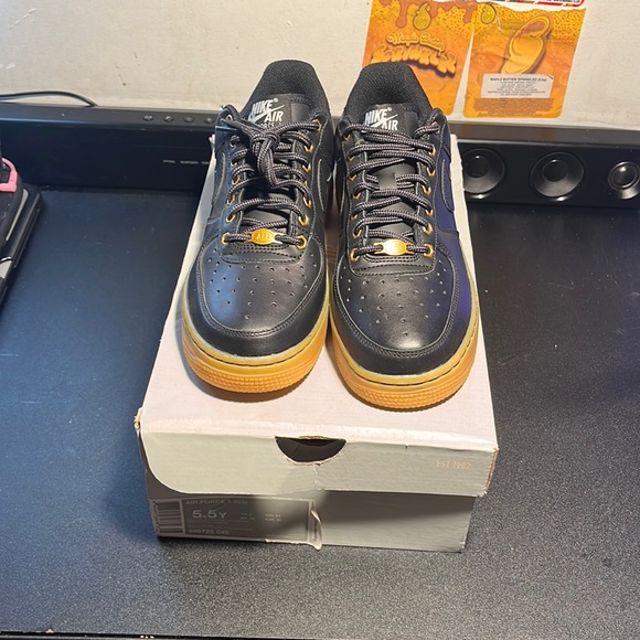 * Never Worn* Air Force 1 (GS) Black and Gum - Picture 4 of 10